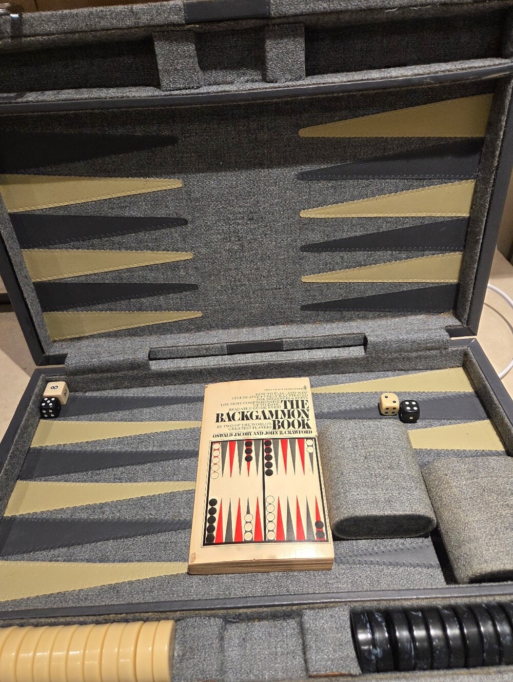 Deluxe Backgammon Set & Tutorial Book Never Used - Picture 2 of 9